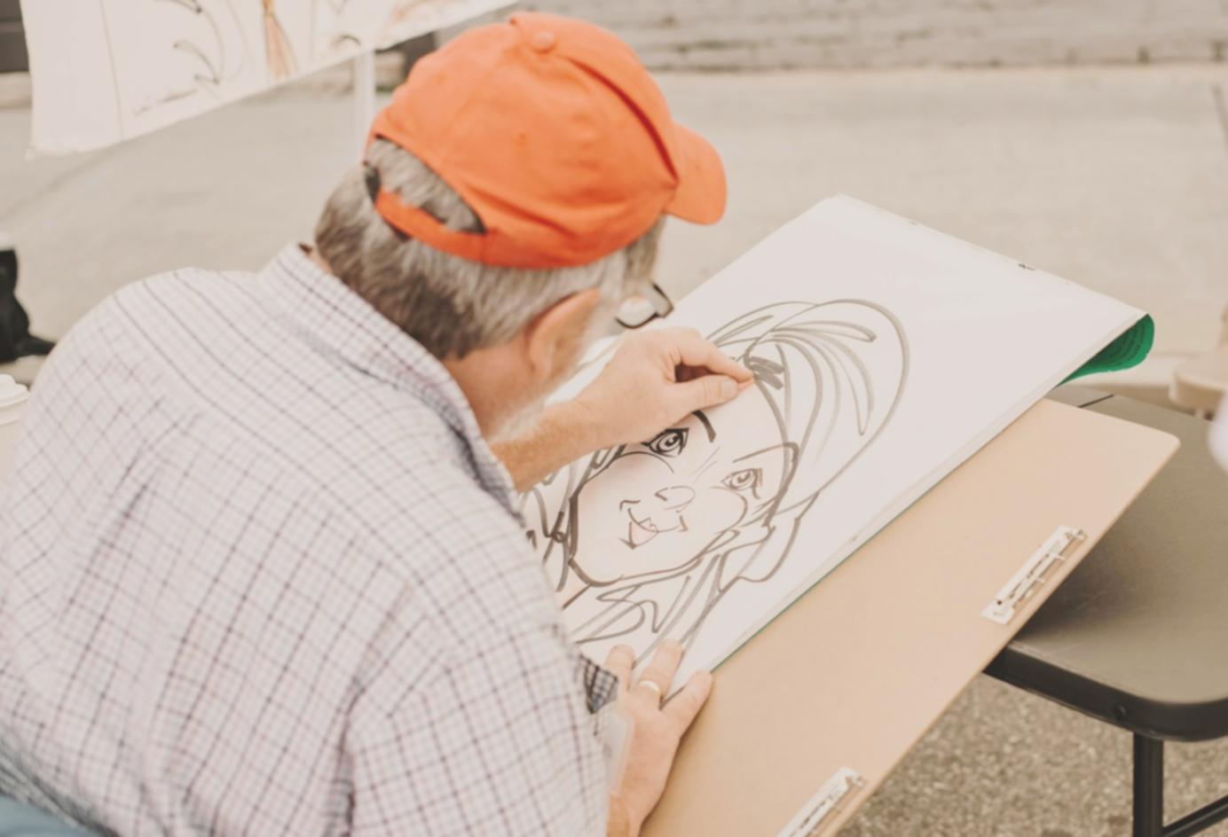 Studente che pratica tecniche di sketching avanzate