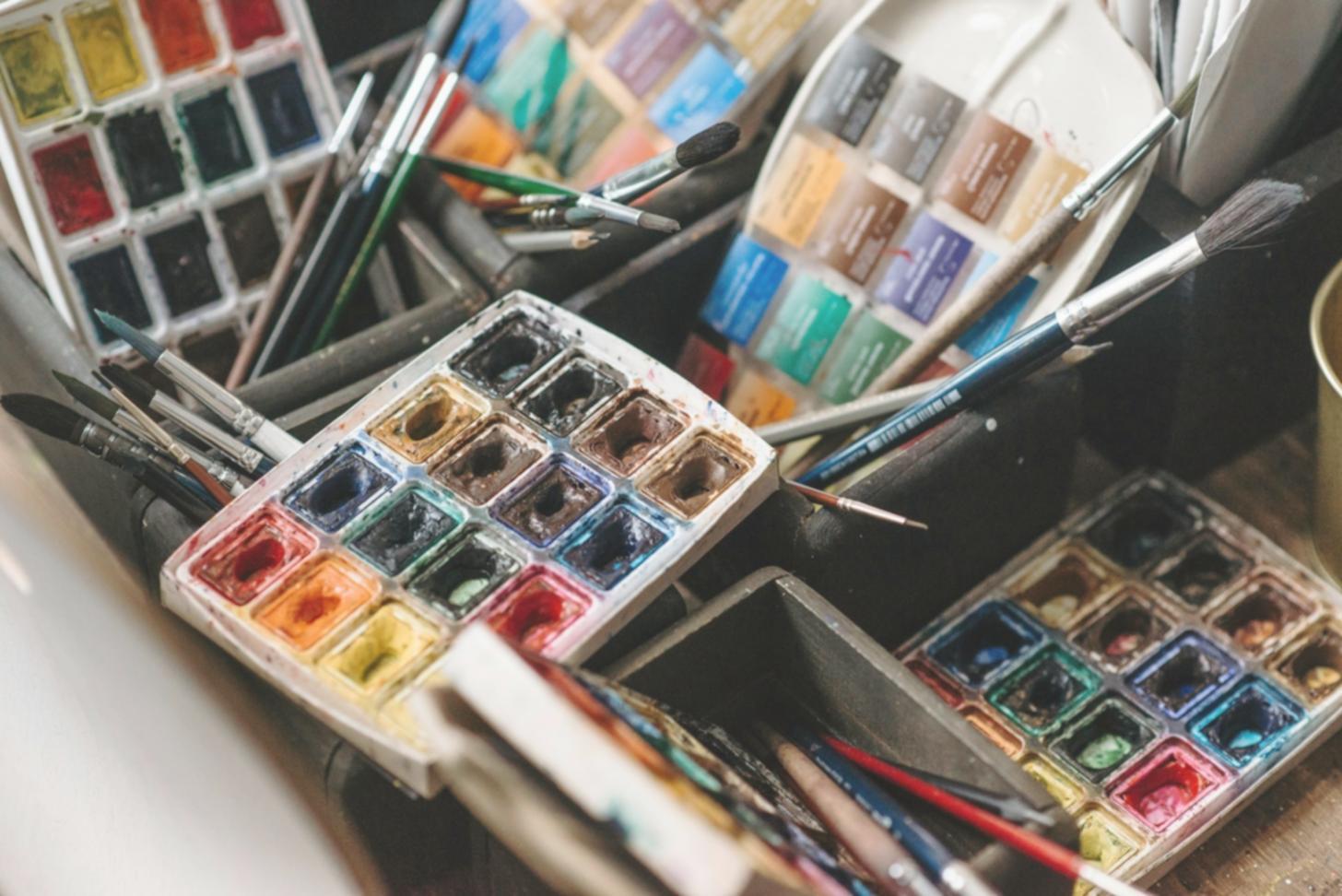 Esempio di composizione artistica con elementi naturali e urbani