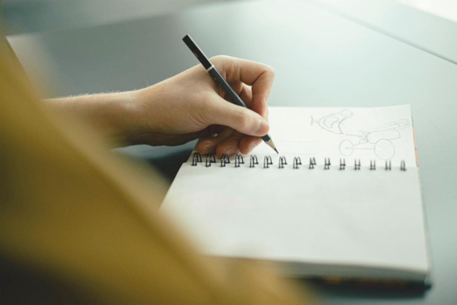Studenti che praticano tecniche di disegno nel nostro studio creativo