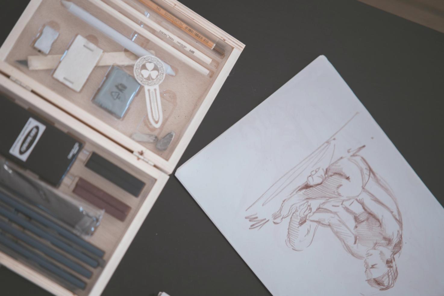 Raccolta di schizzi rapidi e studi preparatori per progetti artistici